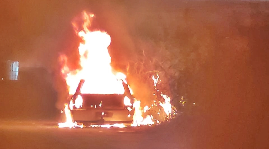 Carro abandonado é encontrado pegando fogo e Corpo de Bombeiros é acionado para debelar as chamas 1