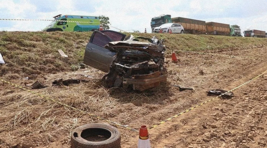 Colisão envolvendo duas carretas e um automóvel deixa uma pessoa morta na BR 163 1