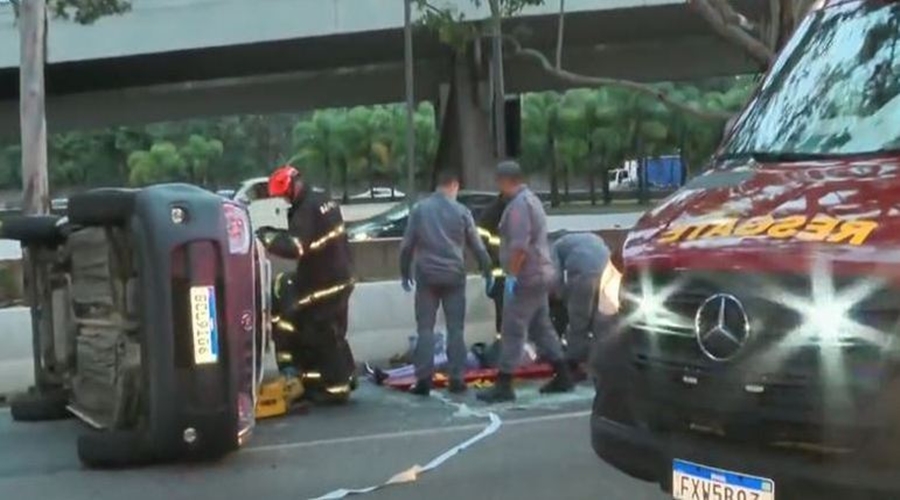 Homem cai de viaduto na marginal Tietê, morre e em seguida carro tomba ao tentar desviar do corpo 1