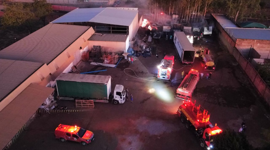 Incêndio de grandes proporções atinge empresa em Rondonópolis e deixa vários veículos destruídos 1