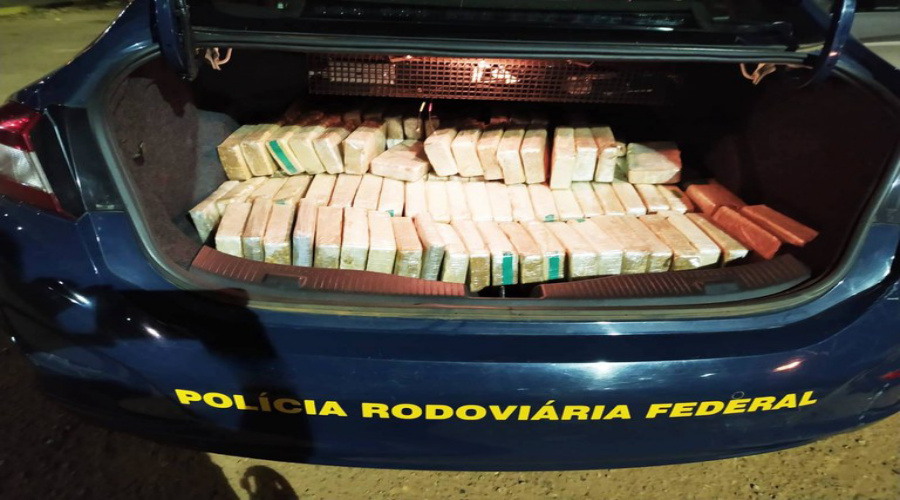 PRF apreende pasta base de cocaína, maconha e recupera dois veículos durante final de semana 1