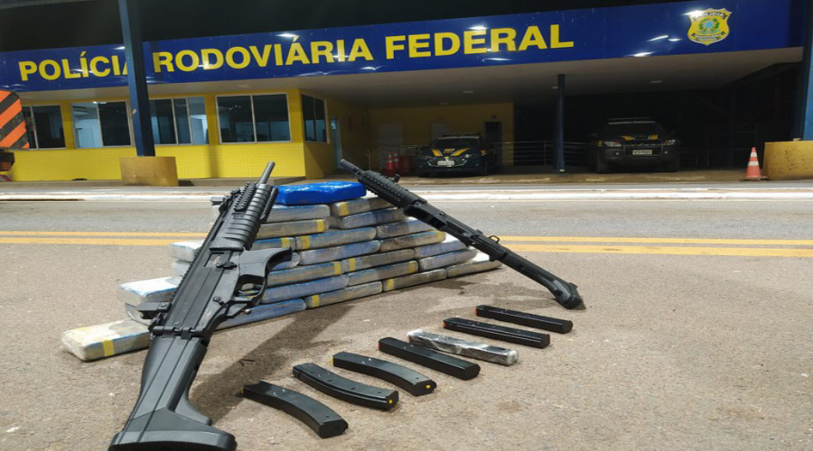 PRF apreende armas de uso restrito e cocaína dentro de veículo que era transportado em caminhão cegonha 1