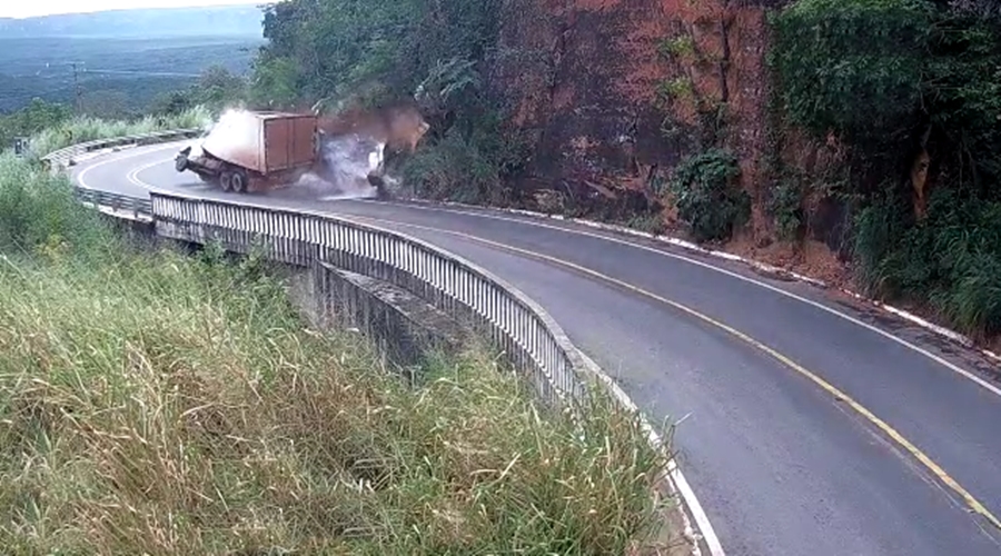 Caminhoneiro sobrevive a grave acidente após caminhão cair em ribanceira no portão do inferno; veja o video 1