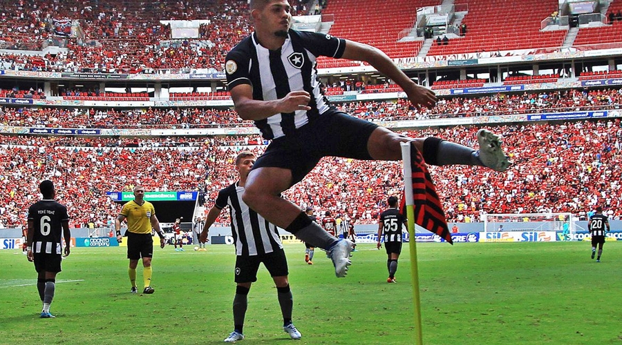 Botafogo quebra tabu ao vencer o Flamengo no Mané Garrincha e sobe na tabela 1