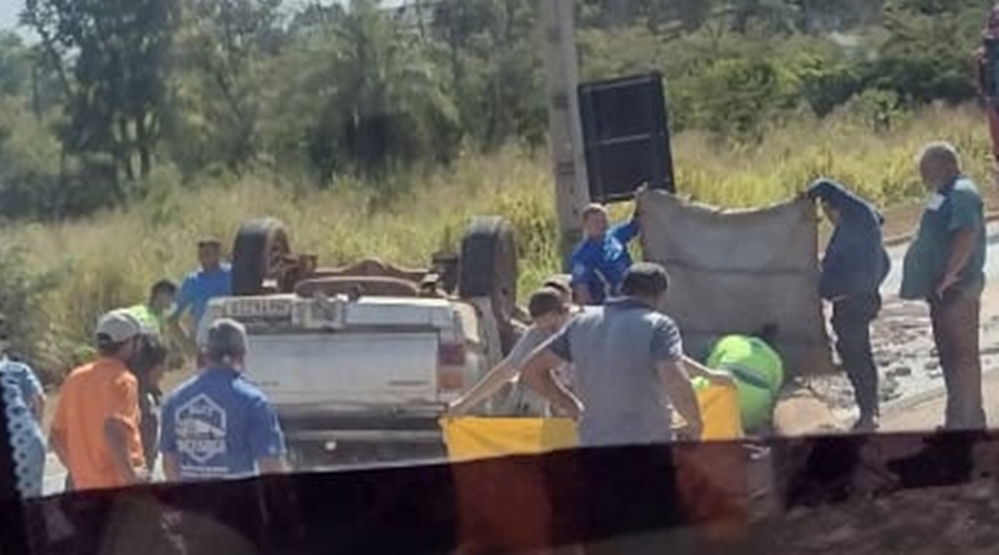 Carreteiro colide em caminhonete, provoca capotamento que deixa família ferida e foge do local 1