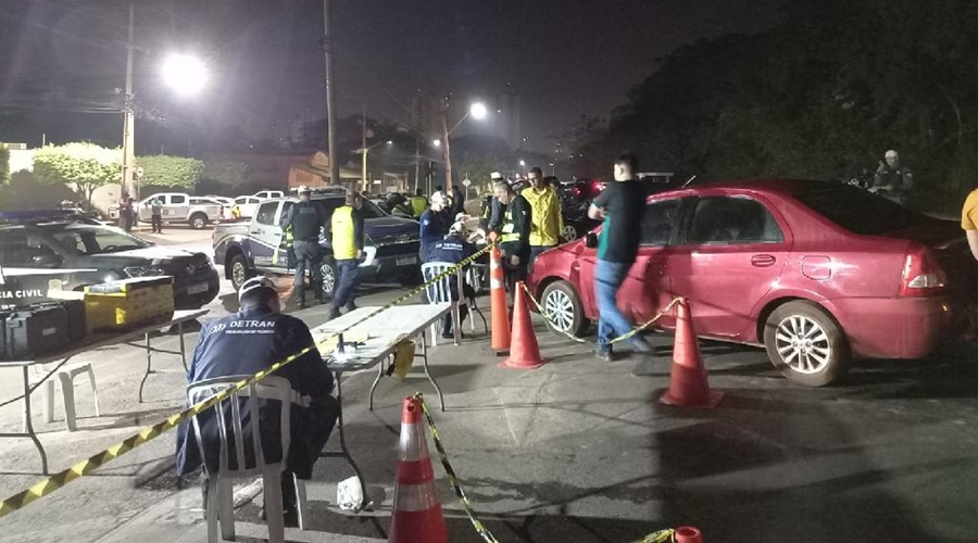 Operação visando coibir irregularidades no transito aborda centena de veículos e prende 15 pessoas em Cuiabá 1