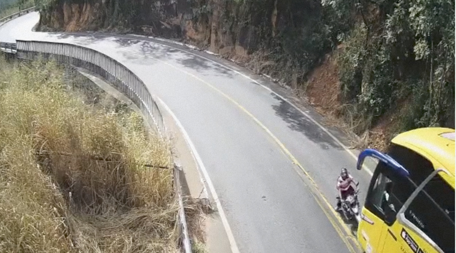 Motociclista invade pista contrária no Portão do Inferno e colide de frente com ônibus 1