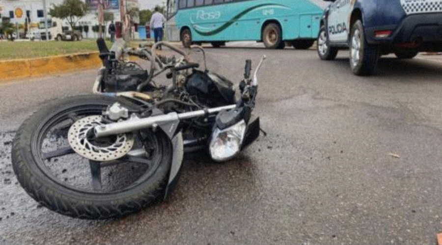 Moto pega fogo após colidir em ônibus e motociclista não resiste aos ferimentos e morre no hospital 1