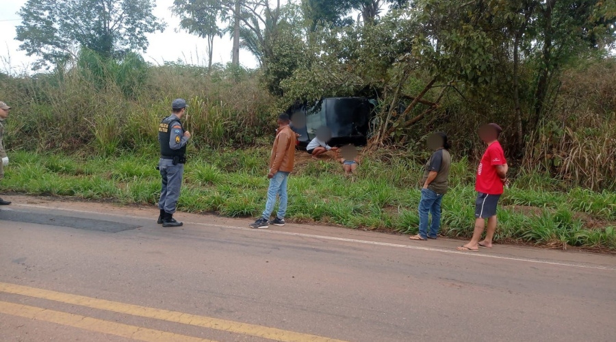 Motorista e passageira ficam feridos durante capotamento na MT 344 zona rural de Dom Aquino 1