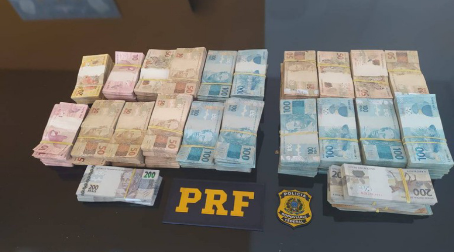 PRF apreende pistola e 500 mil reais em espécie 1