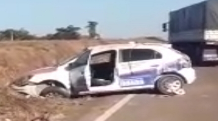 Motorista de carro de escolta fica ferido após bater em carreta e capotar 1