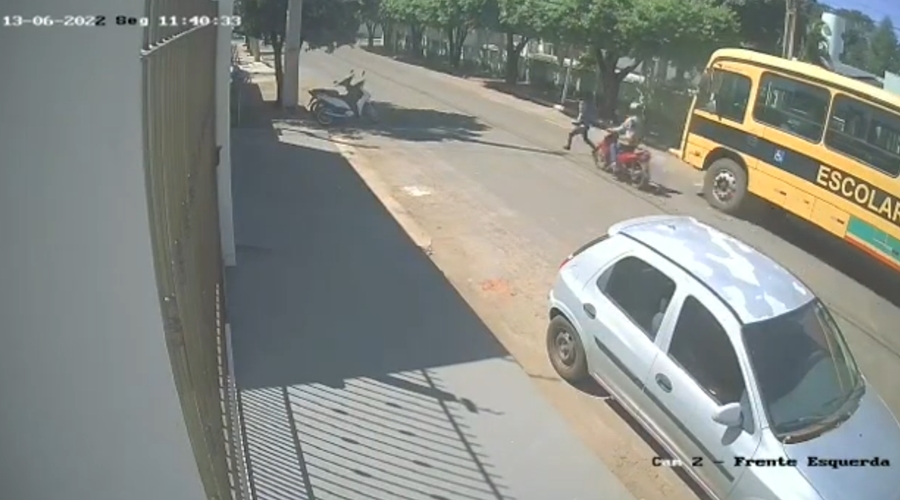 Criança tenta atravessar a rua ao descer de transporte coletivo e é atropelada por moto; veja video 1