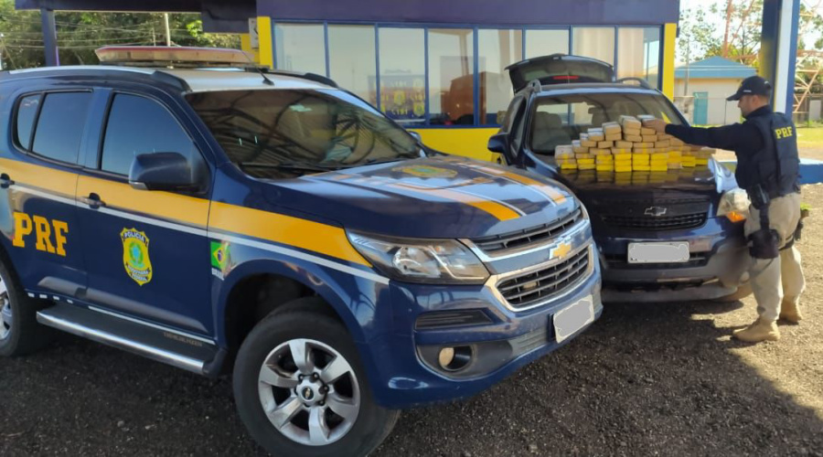 PRF apreende 53 Kg de cocaína em carro que era transportado por cegonha na BR 163 1