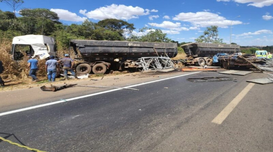 Colisão entre carreta e caminhonete na BR 163 em Sorriso deixa uma vítima fatal e dois feridos 1