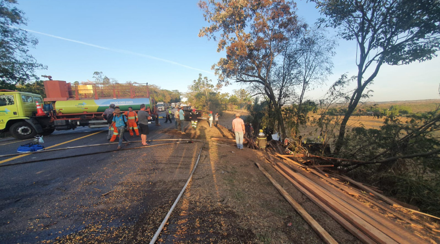 Duas pessoas morreram na BR 364 após caminhão sair da pista tombar e pegar fogo em Jaciara 1