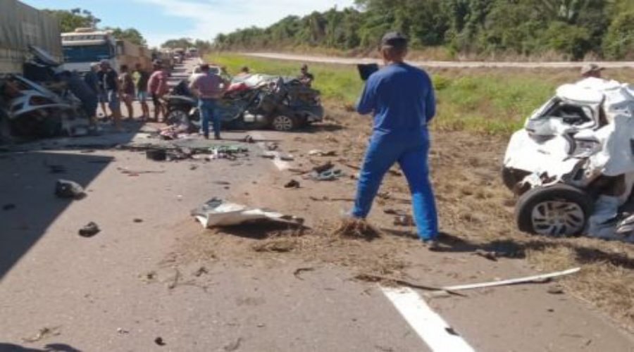 Carreta bate em quatro carros tomba e uma pessoa morre na BR 364 1