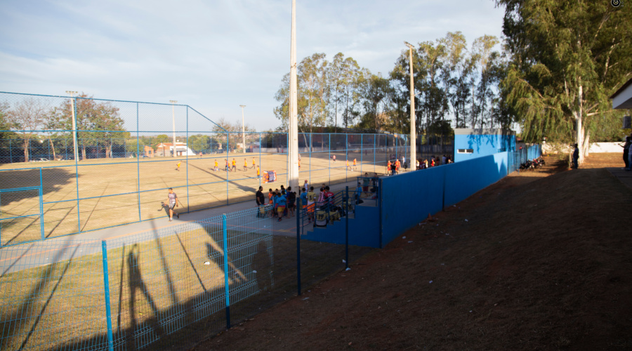 Prefeitura inaugura Miniestádio, UBS e entrega mais de 100 escrituras para moradores da Vila Mineira 1