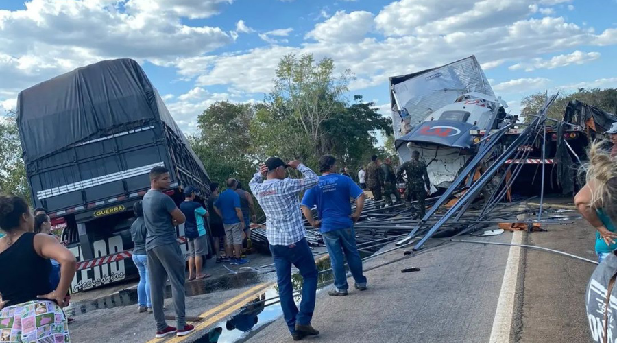 Duas pessoas morrem em gravíssimo acidente envolvendo quatro carretas em Cáceres 1