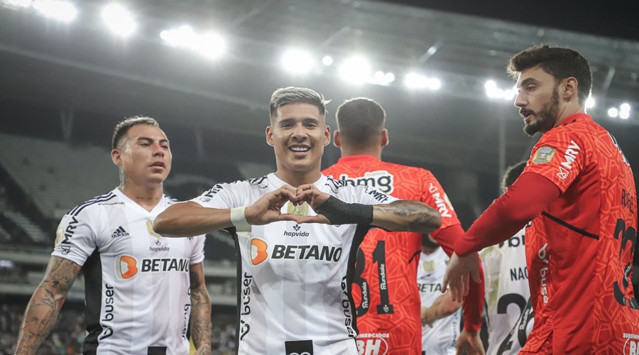 Atlético-MG vence Botafogo e lidera momentanemente o Brasileirão 1