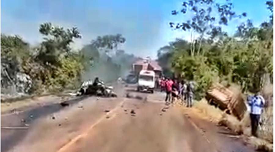 Colisão frontal entre Hilux e carreta na BR 364 deixa quatro pessoas carbonizadas e uma ferida 1