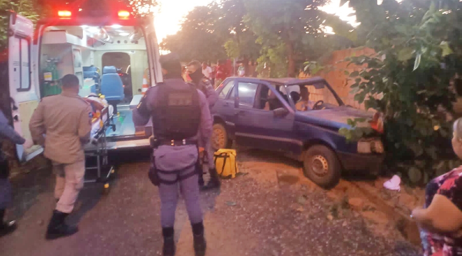 Duas pessoas ficam gravemente feridas após carro bater em muro na cidade de Jaciara 1