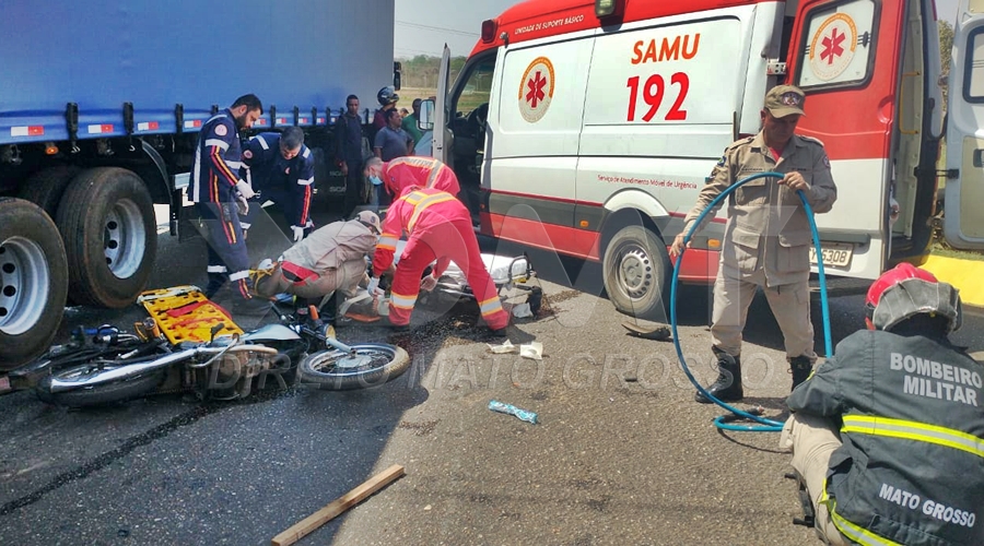 Motociclista tem pernas esmagadas após se envolver em acidente com carreta no Anel Viário 1