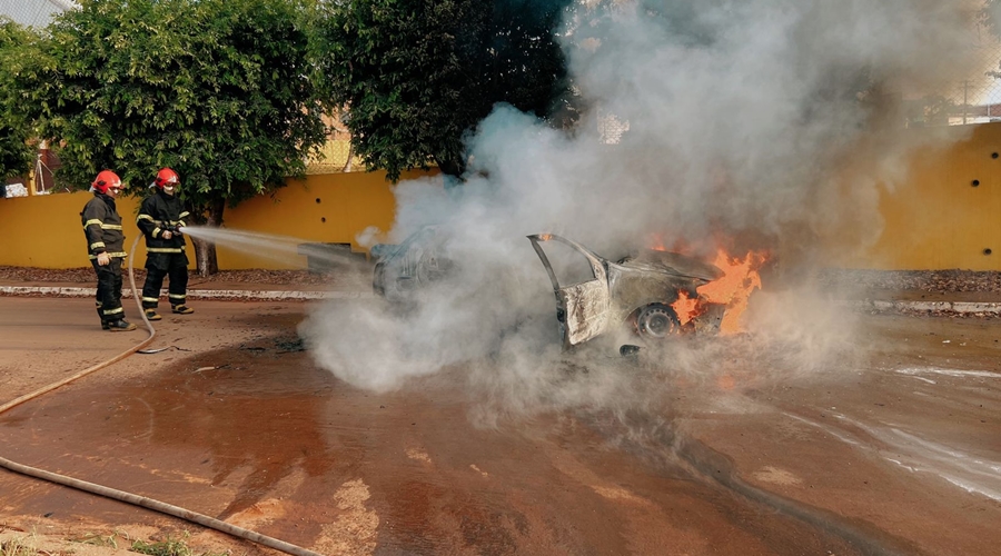 Carro fica totalmente destruído após ser tomado pelas chamas em Rondonópolis 1