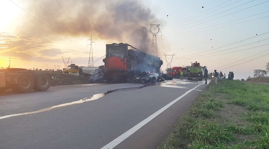 Carreta carregada com algodão pega fogo e fica destruída na BR 364 próximo a Juscimeira 1