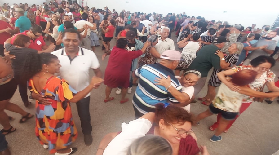 Baile com a eleição da Miss e Mister Terceira Idade reúne mais de 300 idosos 1