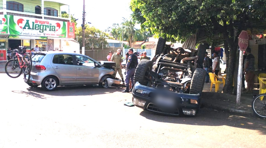 Motorista invade preferencial com caminhonete bate em outro veículo e capota 1