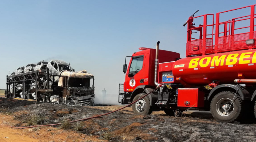 Carreta cegonha e 11 carros ficam destruídos por fogo na BR 364 em Pedra Preta 1