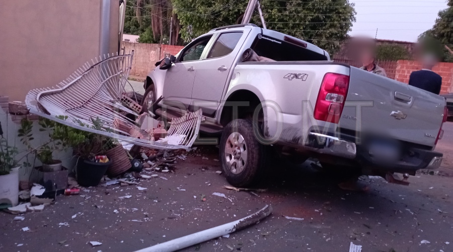 Casas tem frentes destruídas após motorista perder o controle de caminhonete e causar o acidente 1