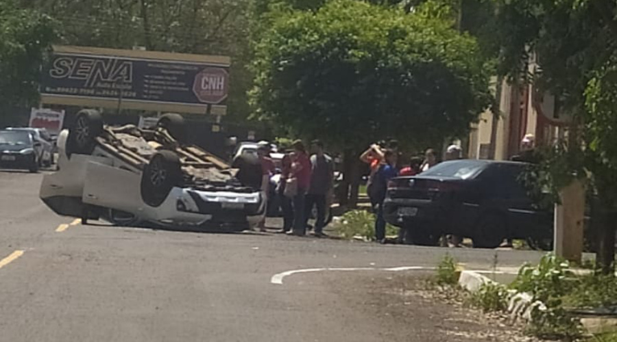 Colisão entre dois veículos seguida de capotamento na Vila Aurora deixa mulher ferida 1