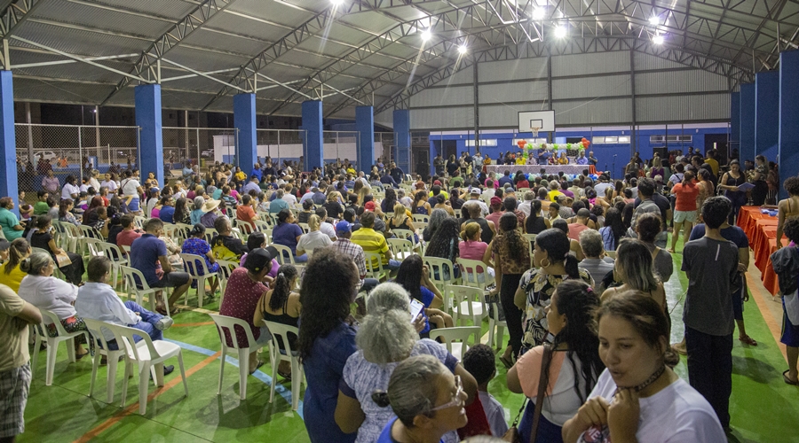 Prefeito inaugura praça e entrega 300 títulos de propriedades no Alfredo de Castro 1