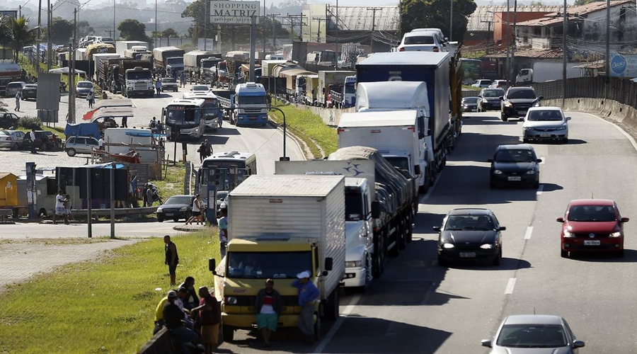 Caminhoneiros recebem auxílio com parcela dobrada 1