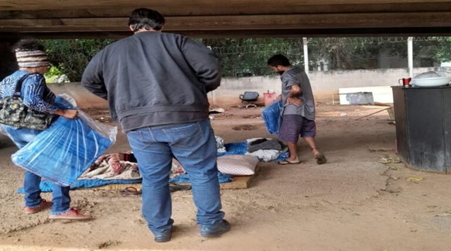 Pessoas em situação de rua recebem cobertores da Secretaria de assistência social 1