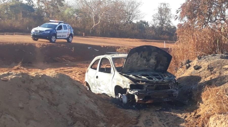 Homem é preso pela Polícia Militar após ameaçar pessoas e colocar fogo no próprio carro 1