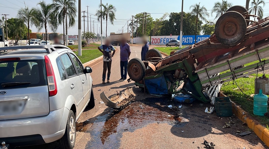 Batida entre dois veículos resulta em capotamento na avenida dos Estudantes 1