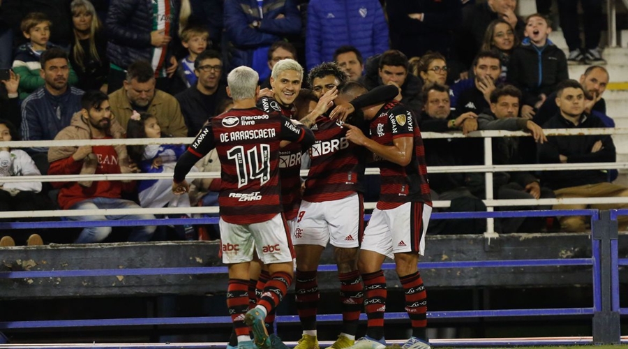 Com três gols de Pedro Flamengo goleia Vélez no primeiro jogo da semifinal da Libertadores 1