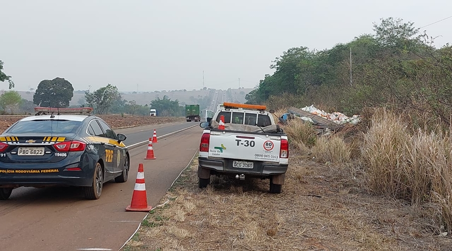 Idoso condutor de caminhão morre após saída de pista e tombamento na BR 364 em Rondonópolis 1