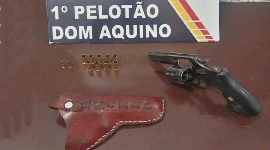 PM de prende individuo por porte ilegal de arma de fogo e direção perigosa em Dom Aquino 1