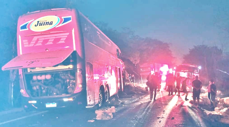 Colisão entre ônibus e carreta na BR 364 em Rondonópolis deixa três pessoas feridas 1