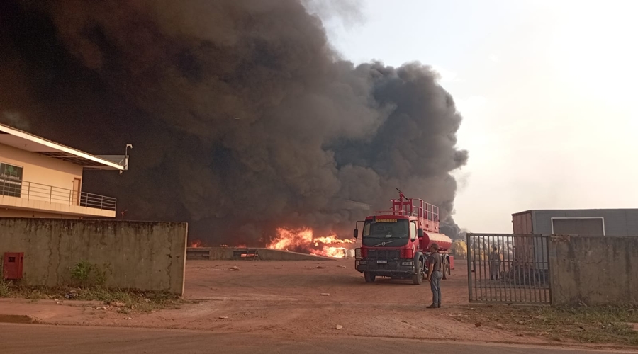 Fogo destrói empresa de reciclagem no Distrito Industrial Razia as margens da BR 163 em Rondonópolis 1