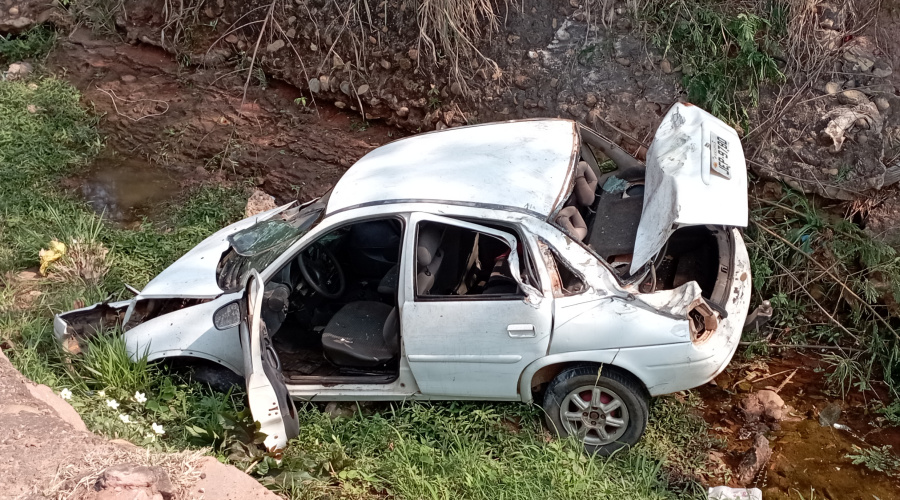 Carro fica destruído após condutor perder o controle e cair em rede de escoamento na avenida dos Estudantes 1