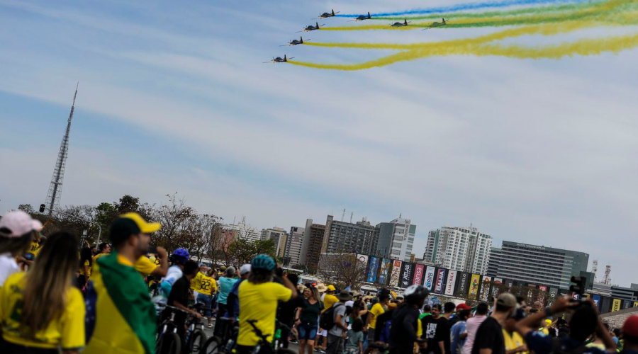 Desfile em comemoração ao Bicentenário reúne multidão na Esplanada 1