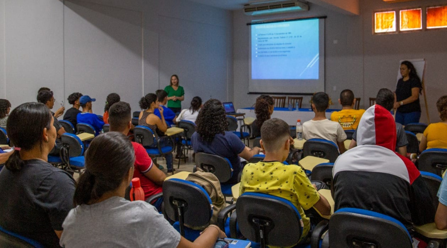 Workshop do Procon busca gerar comportamento adequado às compras em alunos da Escola Técnica Estadual de Rondonópolis 1