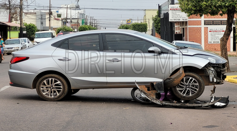 Carro fica em cima de moto após colisão e jovem de 25 anos tem fratura no pé 1