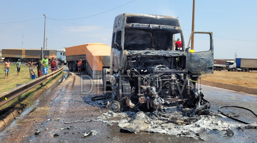 Carreta carregada de calcário pega fogo em Rondonópolis e cavalo mecânico fica todo destruído 1