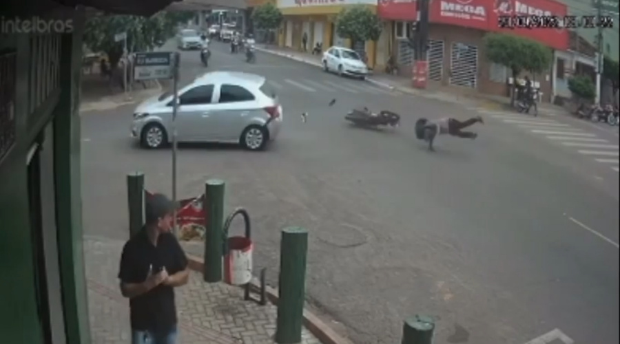 Moto colide violentamente em carro e motociclista fica gravemente ferido; Veja vídeo 1