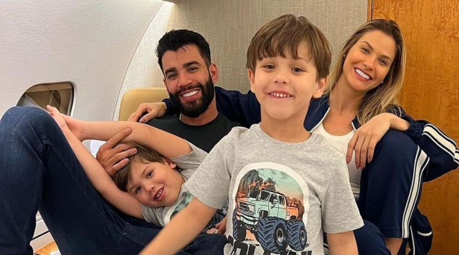 Gusttavo Lima e Andressa Suita posam com filhos em jatinho particular: 'Unidos e felizes' 1